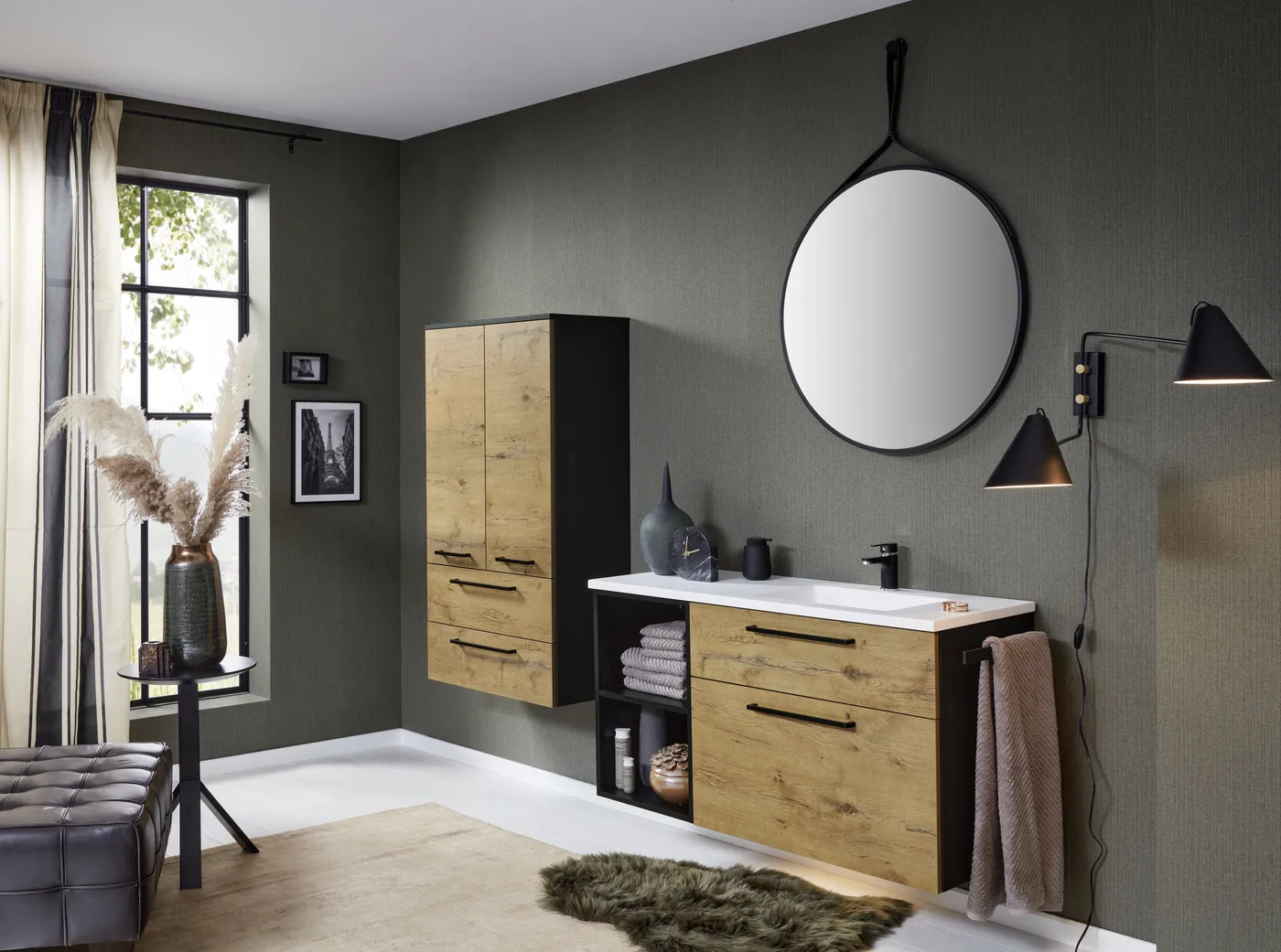 Zoom salle de bain bois et anthracite : Vue rapprochée de l'aménagement avec meuble en bois texturé et miroir rond