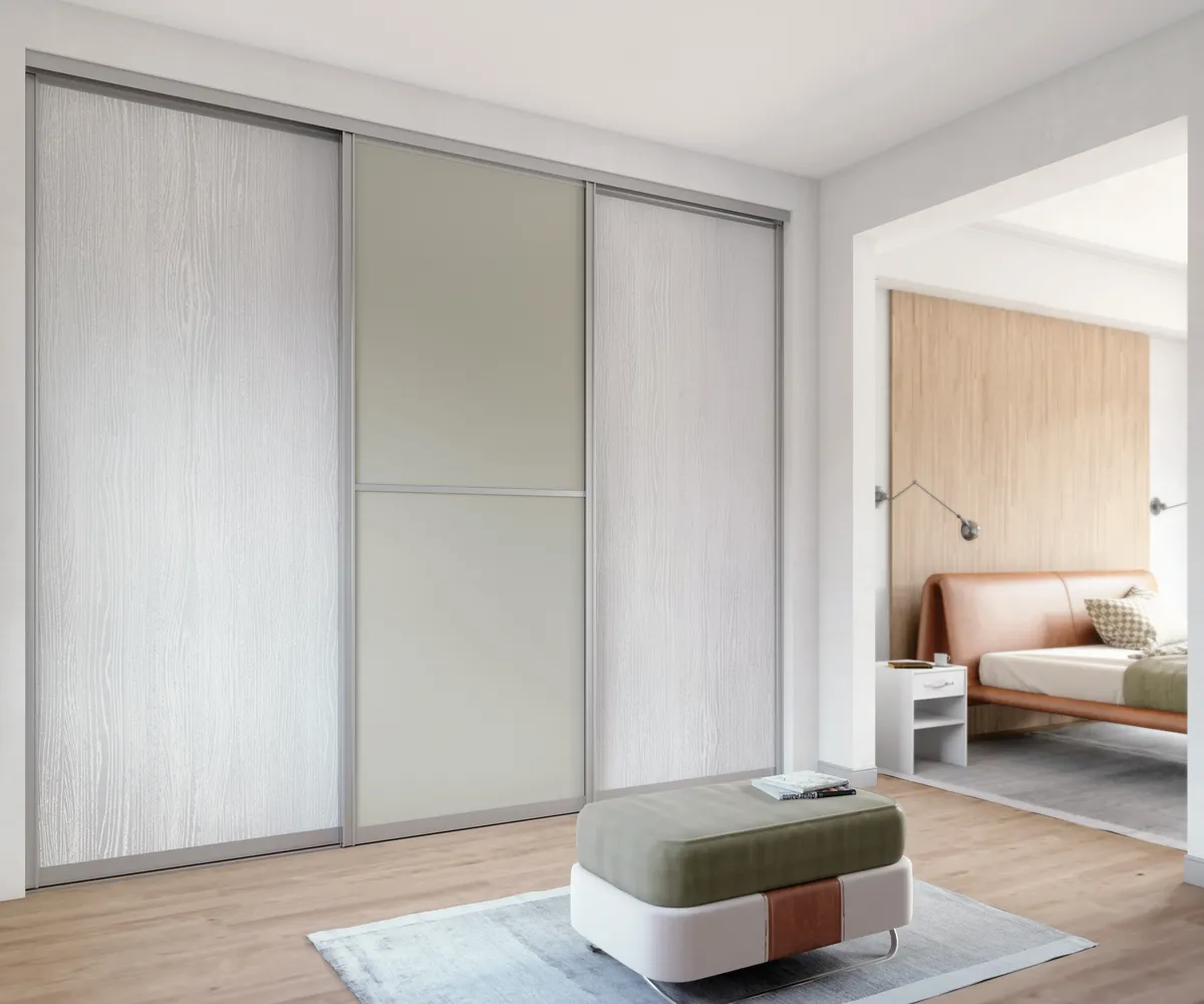 Placard de couloir avec miroir : Portes de placard coulissantes bicolores bois et miroir installées dans une zone de passage avec pouf décoratif.