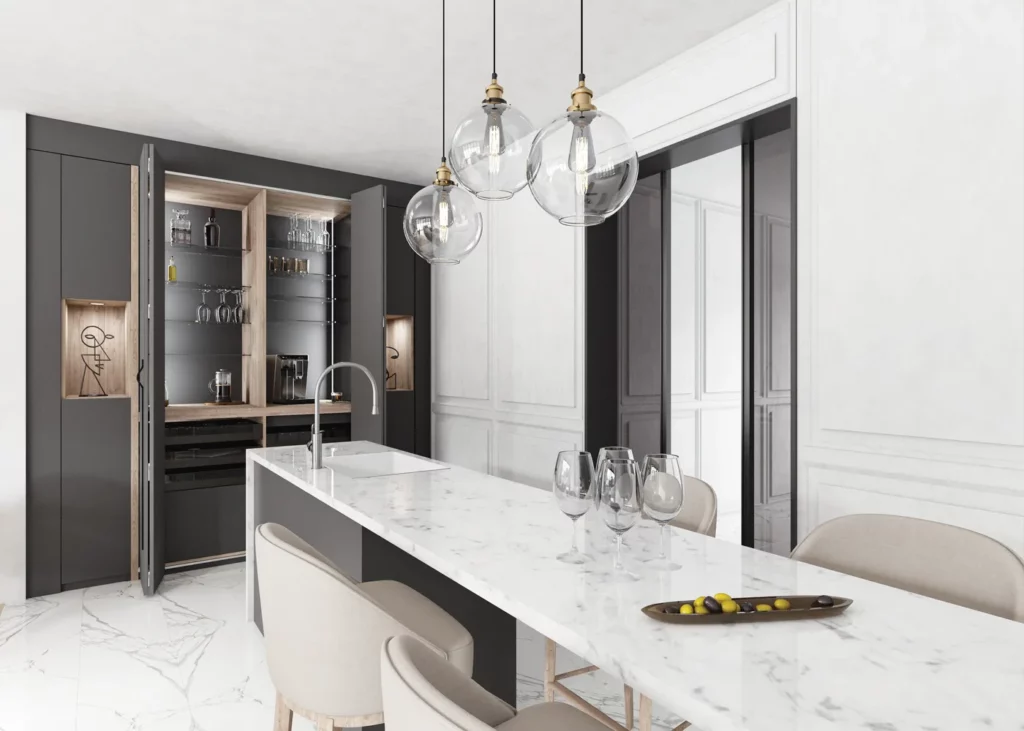 Cuisine de luxe avec îlot en marbre : Cuisine épurée blanche avec un grand îlot central en marbre veiné et des luminaires boules design.