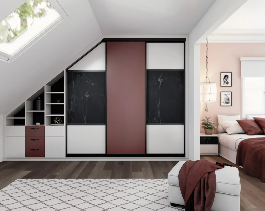 Dressing sous pente bicolore : Placard de rangement sur mesure avec portes coulissantes noir et bordeaux et étagères ouvertes pour optimiser l'espace sous toiture.