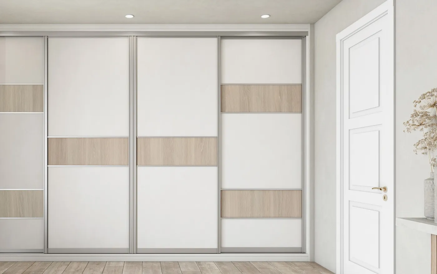 Grand placard encastré blanc avec trois portes coulissantes et bande décorative en bois clair.