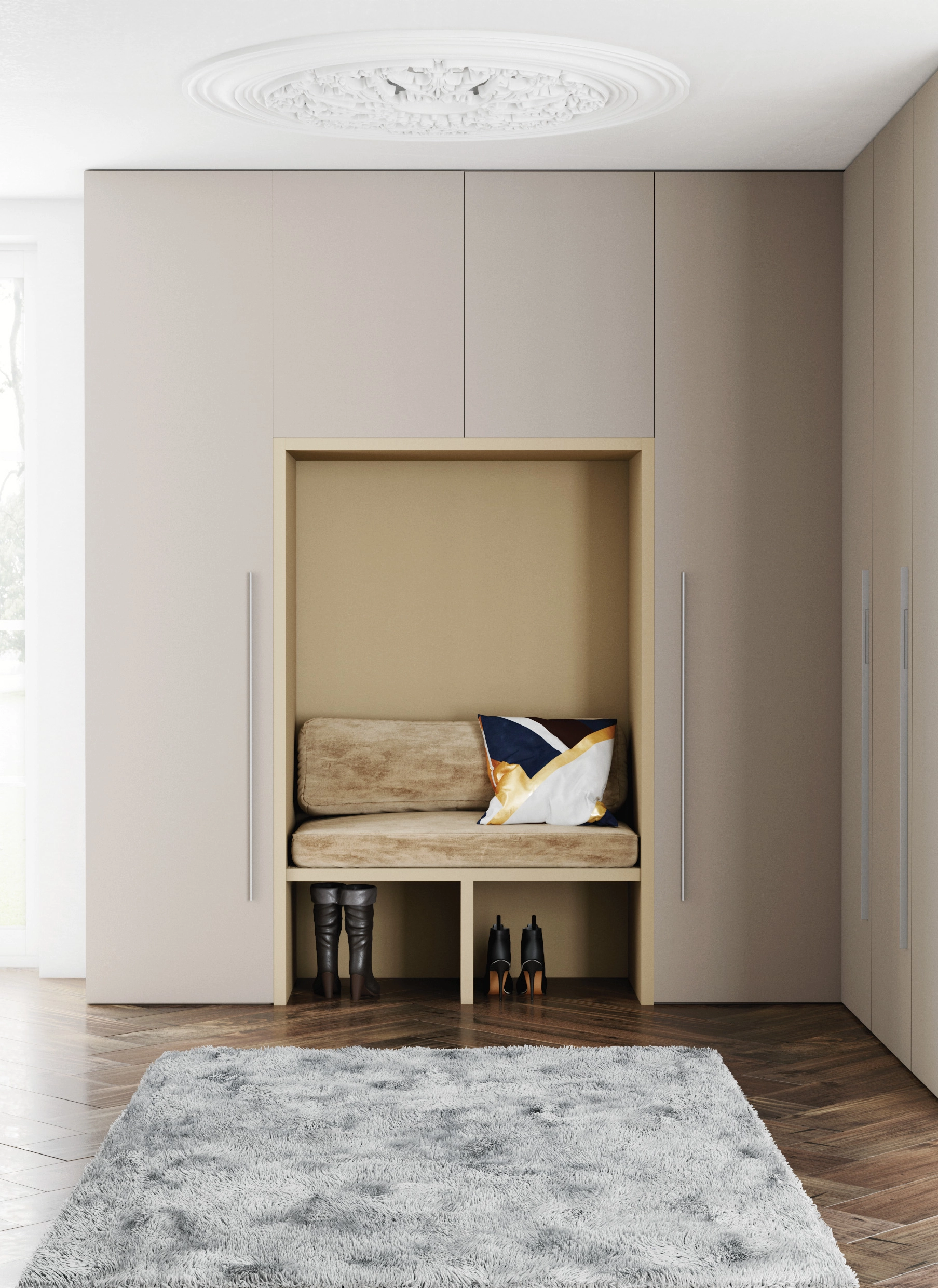 Entrée élégante avec moulures : Vue rapprochée d'un aménagement de vestiaire sur mesure sous un plafond orné de moulures classiques.