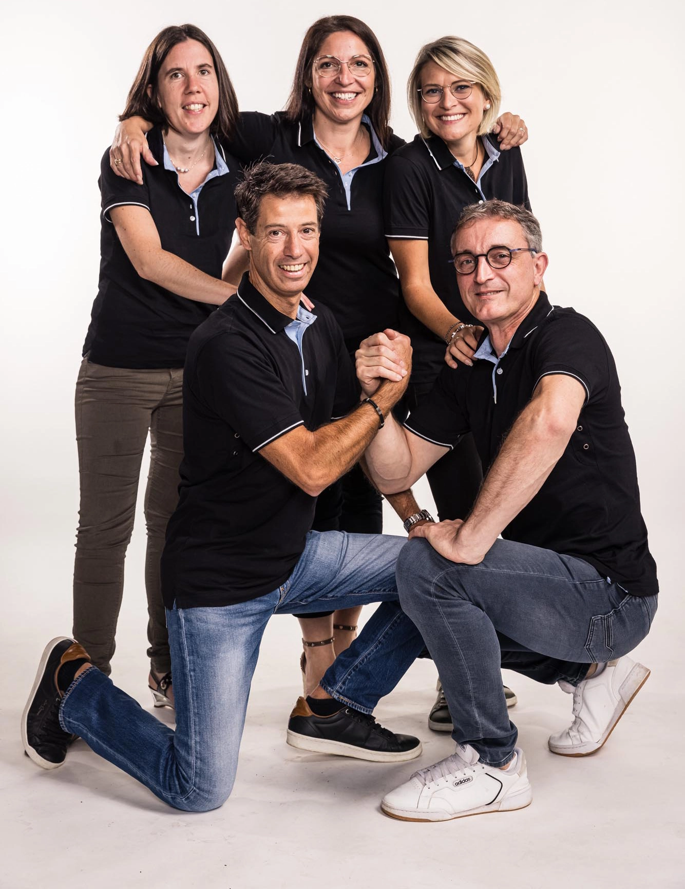 Équipe Venidom : Photo de groupe des cuisinistes Venidom, experts en conception de cuisines, salles de bain et dressings.