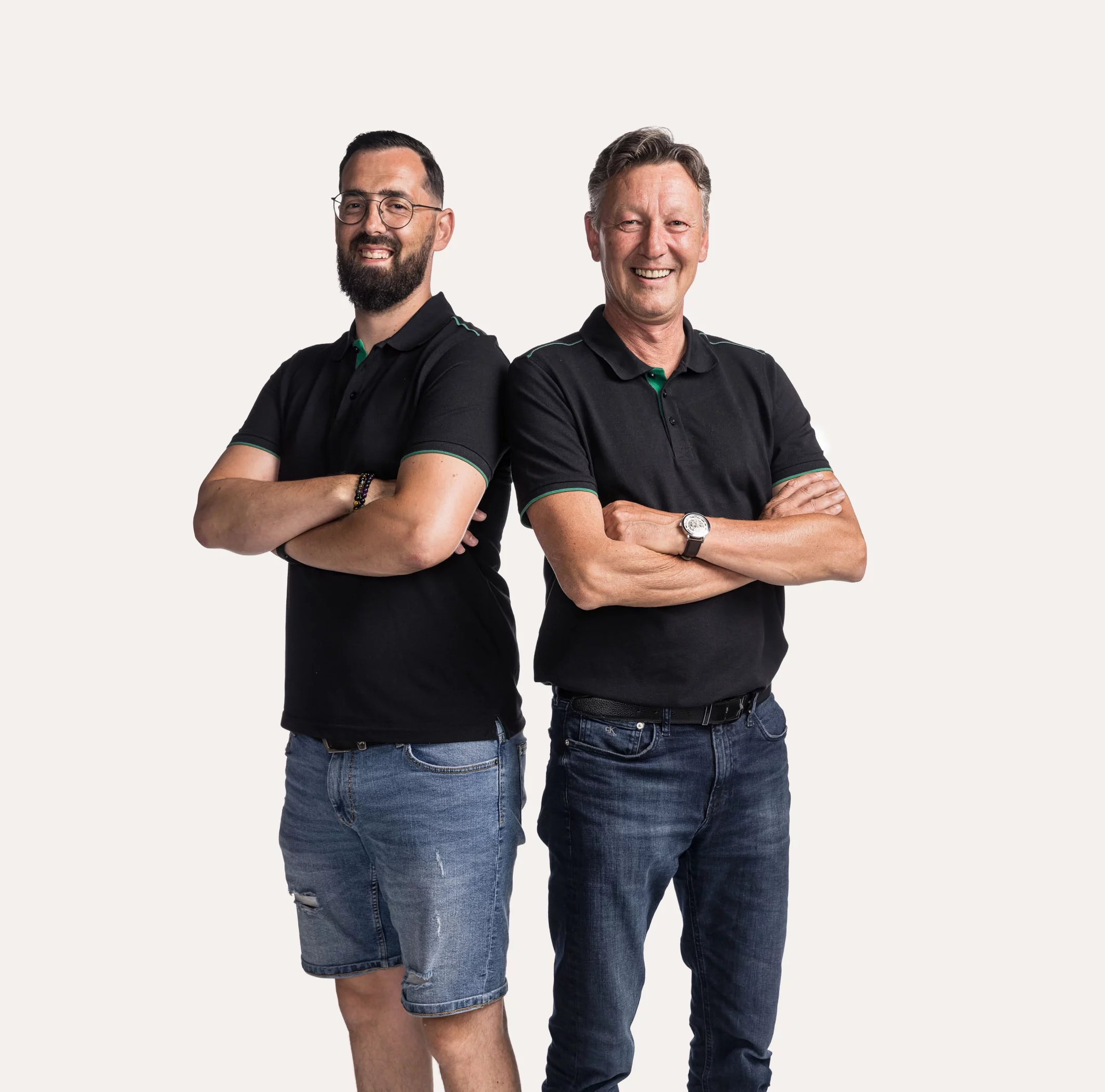 Duo de concepteurs-vendeurs Venidom : Deux experts en aménagement d'intérieur Venidom bras croisés, prêts à accompagner leurs clients dans leur projet de cuisine.