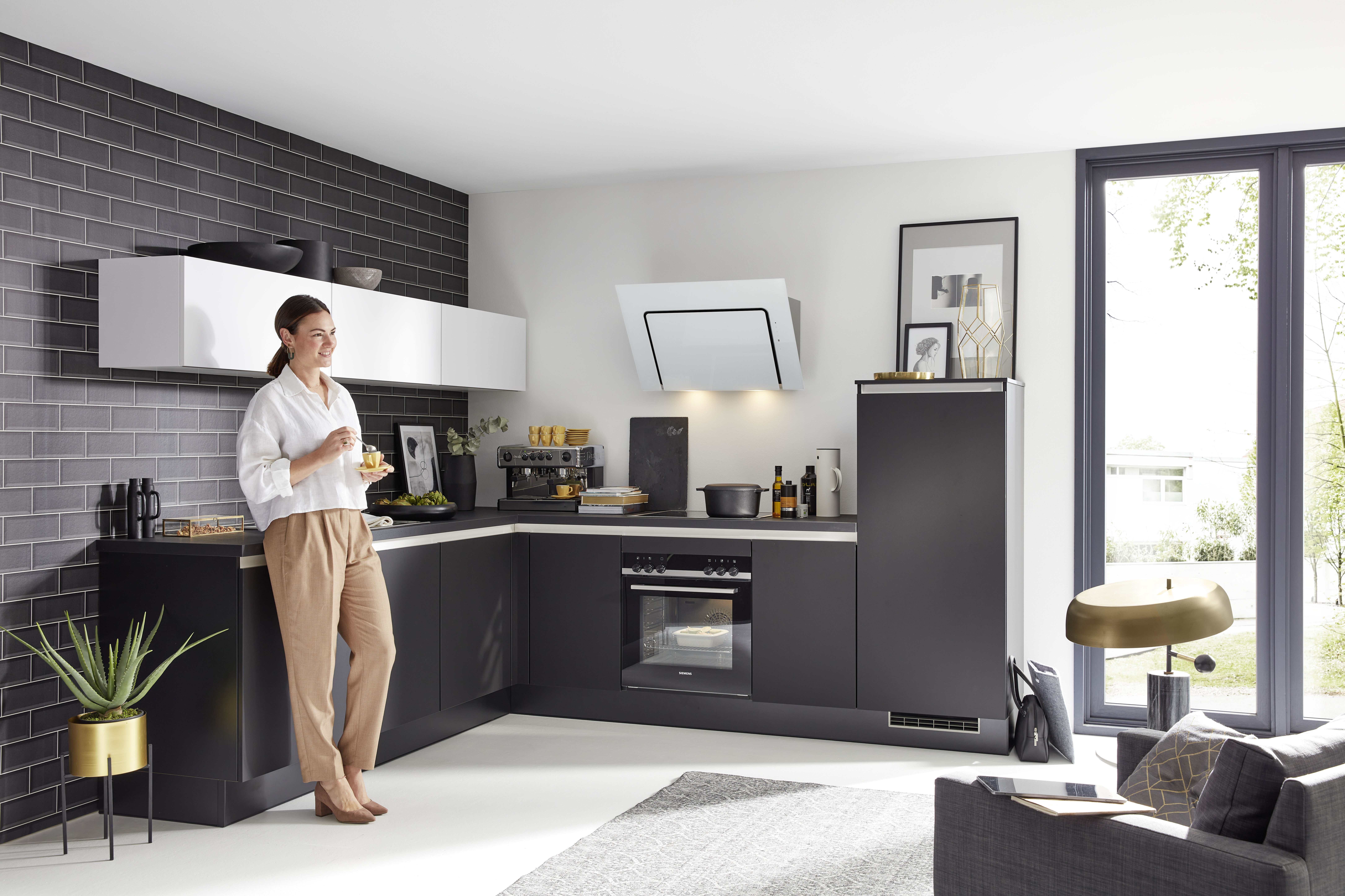 Cuisine en l noire blanche Cuisines Venidom Cuisiniste