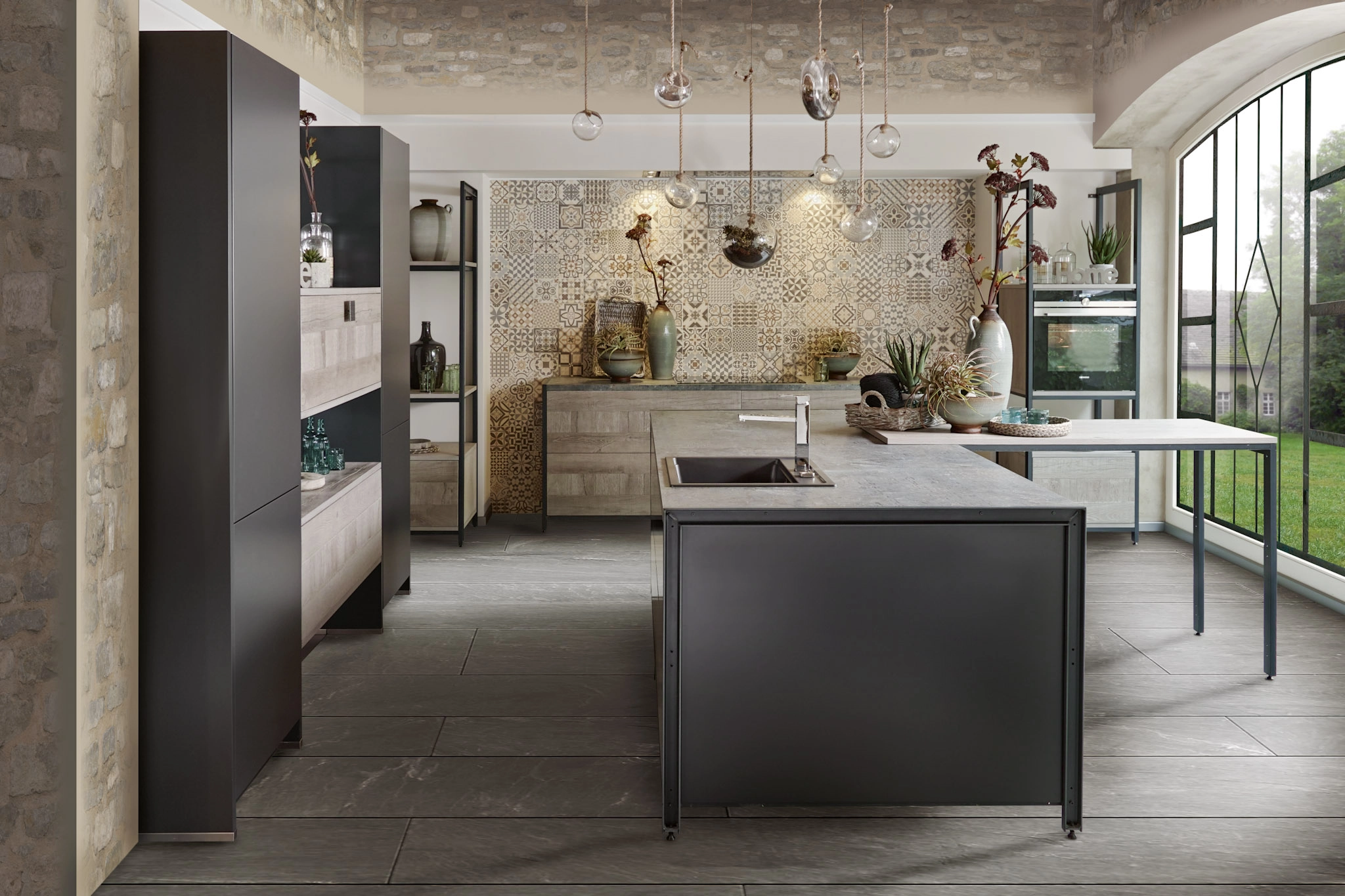 Cuisine industrielle spacieuse : Cuisine moderne avec îlot central noir, murs en briques apparentes et grandes verrières de style atelier.