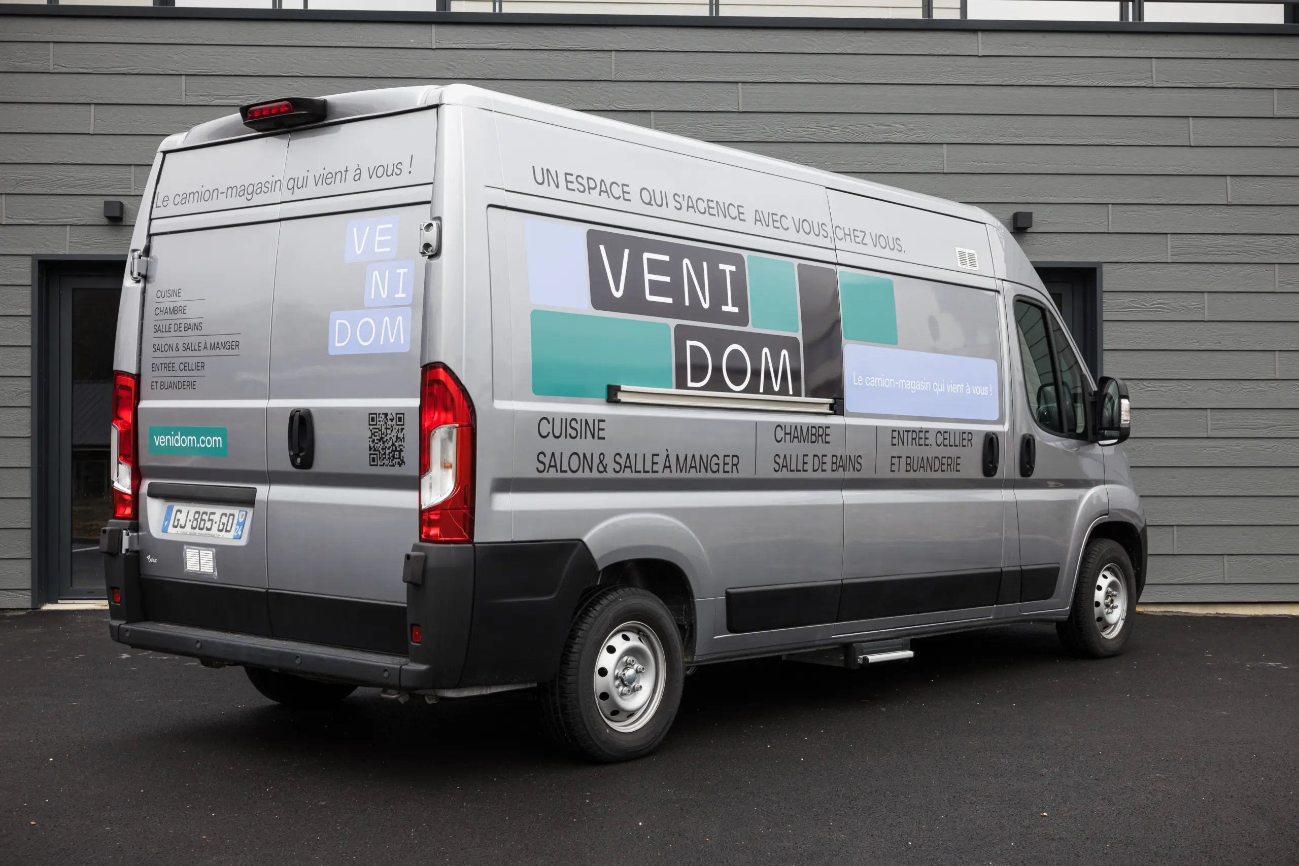 Camion-magasin Venidom : Camion de l'enseigne Venidom stationné, présentant le concept de showroom de cuisine mobile à domicile.