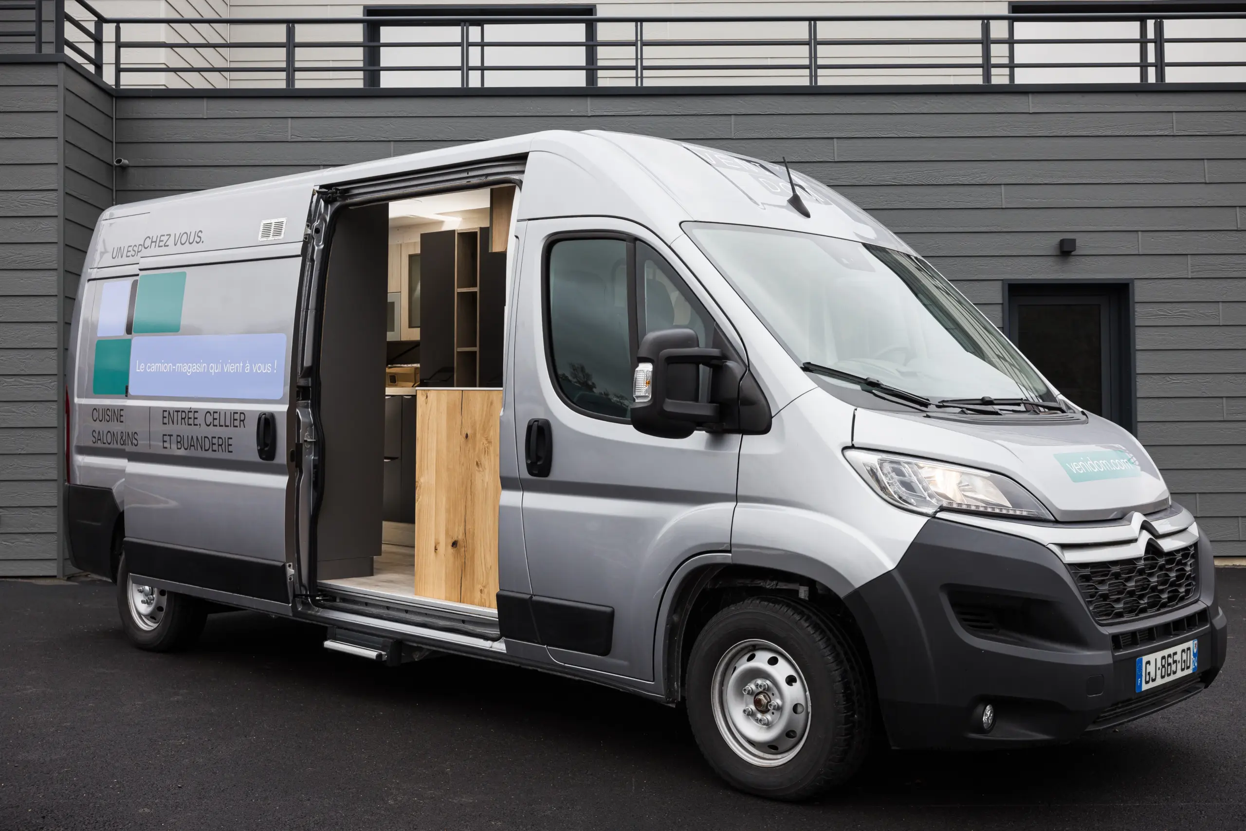 Fourgon Venidom ouvert : Vue sur l'aménagement intérieur du camion-magasin lors d'un rendez-vous client.