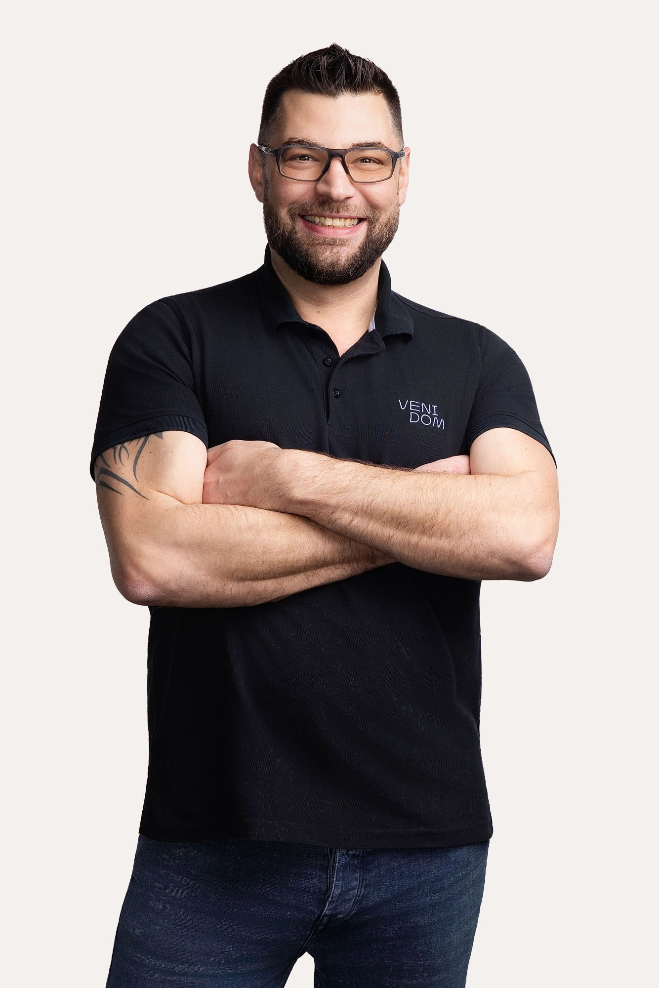 Portrait professionnel expert Venidom : Un concepteur de cuisine Venidom souriant, illustrant la proximité et le conseil personnalisé de l'enseigne.