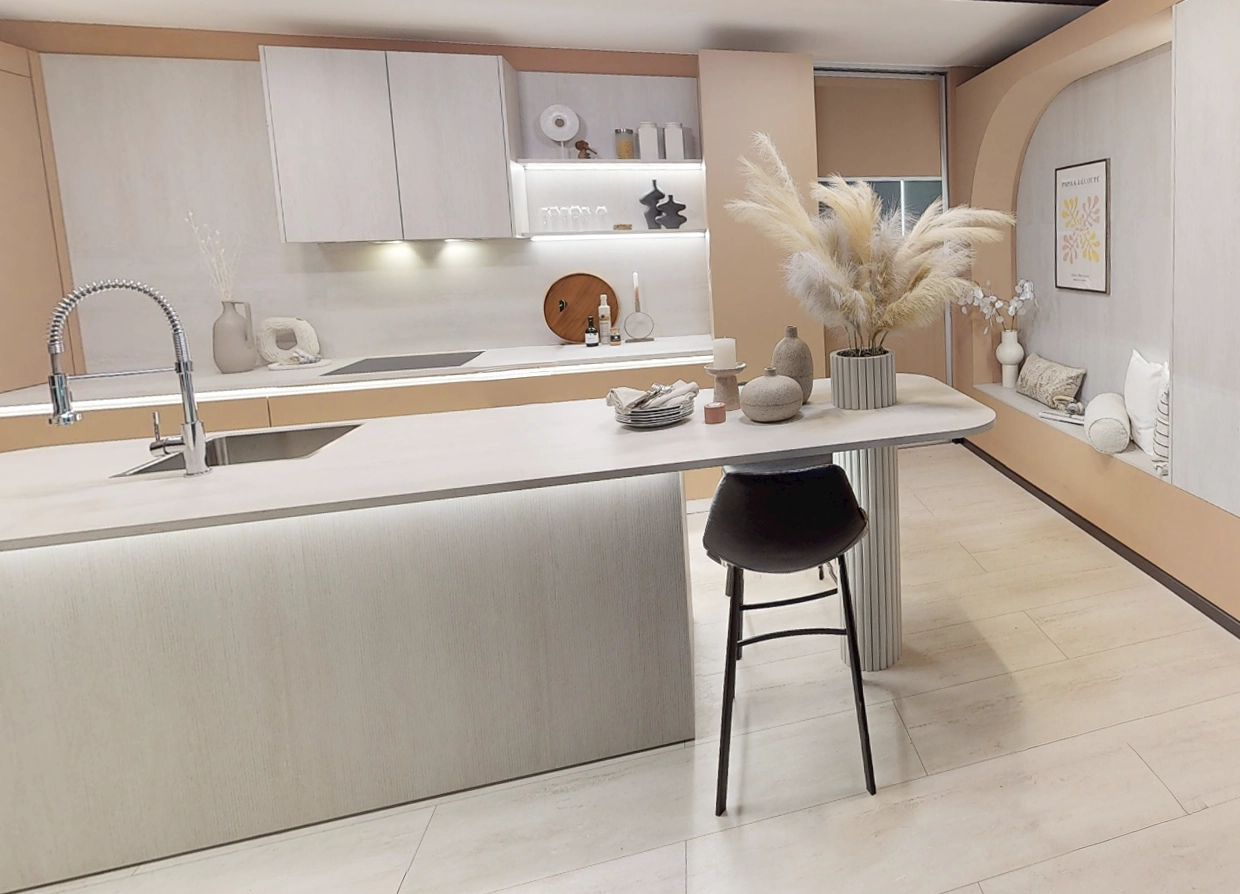 Cuisine design moderne 2026 avec îlot central courbe, meubles minimalistes bois clair et tons terracotta.