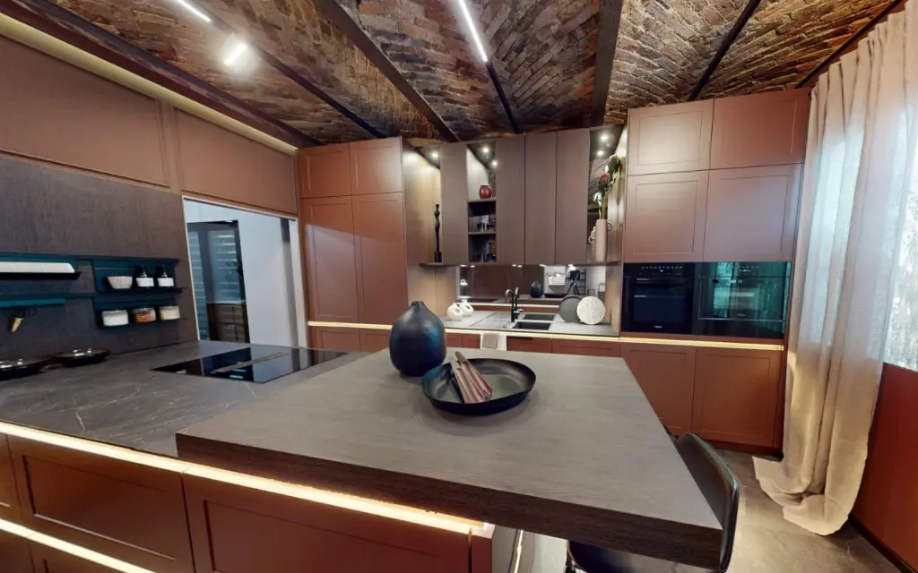 Cuisine moderne aux tons terre de sienne et bois sombre avec îlot central et plafond en briques voûtées.