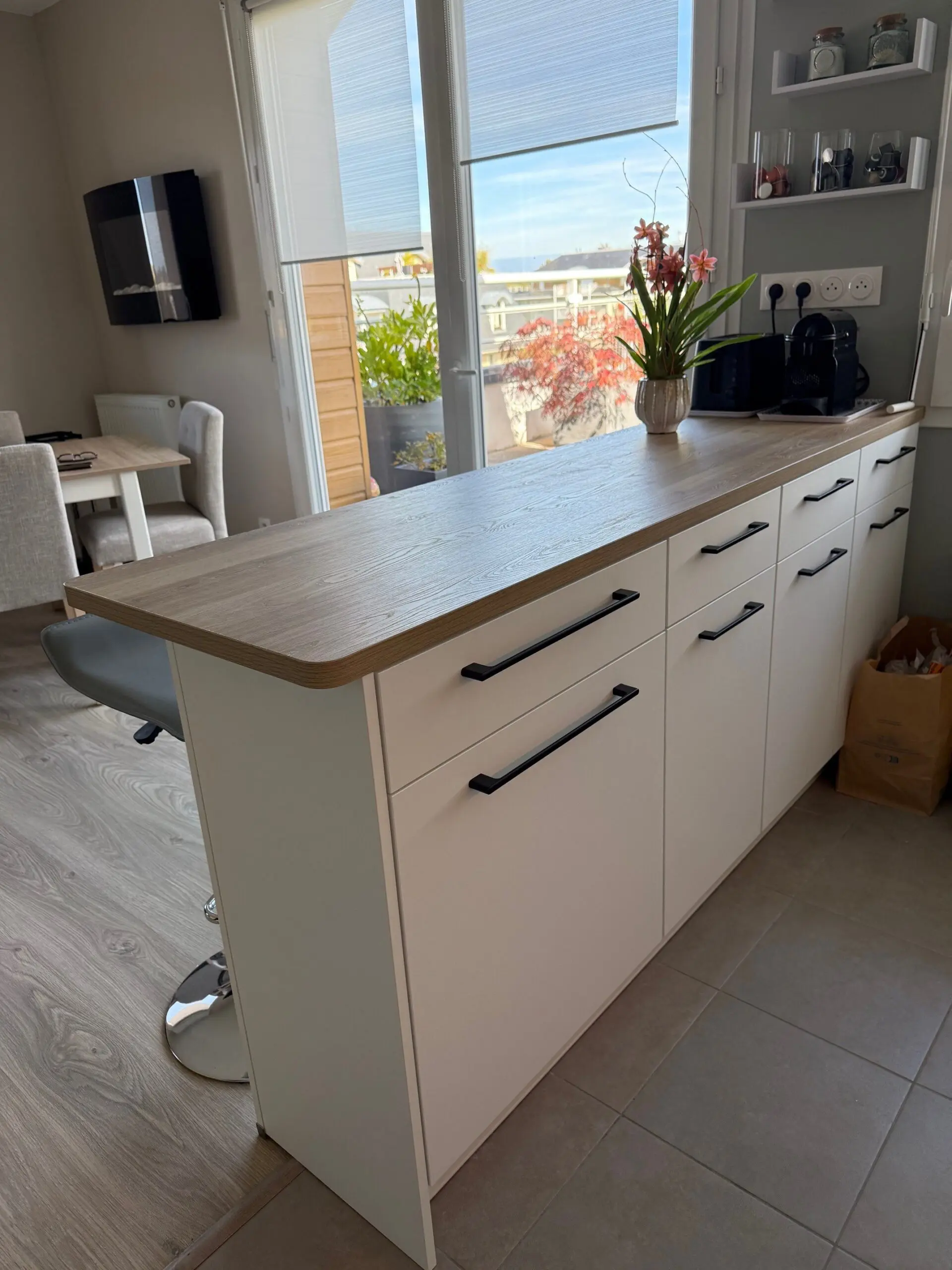 Zone de préparation avec plan de travail en bois, évier encastré et éclairage LED ciblé sous les meubles hauts XXL pour un confort d'usage optimal.