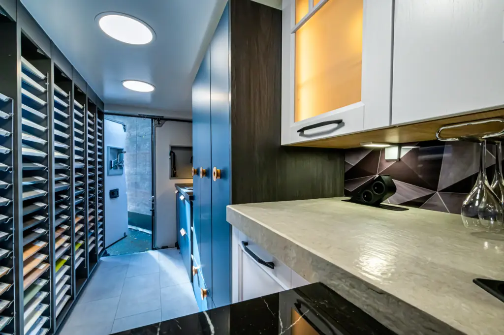 Intérieur du camion showroom Venidom avec présentation d’aménagement de cuisine et rangements sur mesure