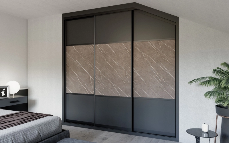 Dressing sur mesure moderne avec portes décoratives dans une chambre