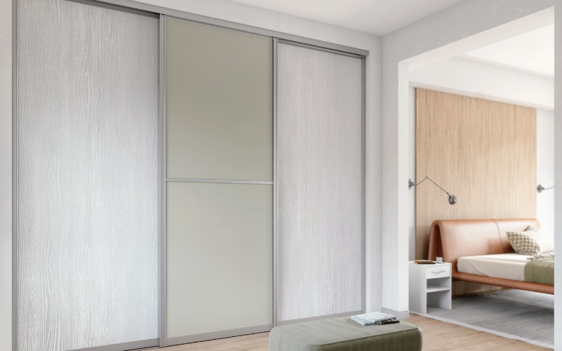 Dressing sur mesure avec portes coulissantes dans une chambre