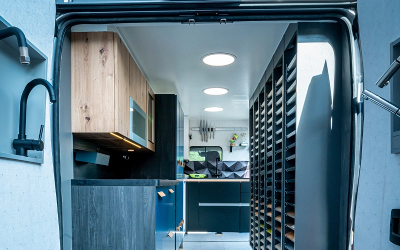 Intérieur du camion magasin Venidom avec espace de conception et échantillons