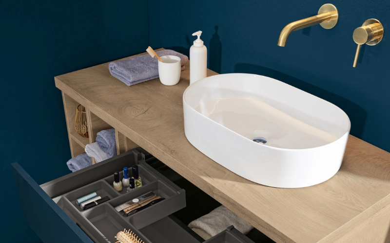 plan vasque en bois avec vasque à poser et robinetterie durable