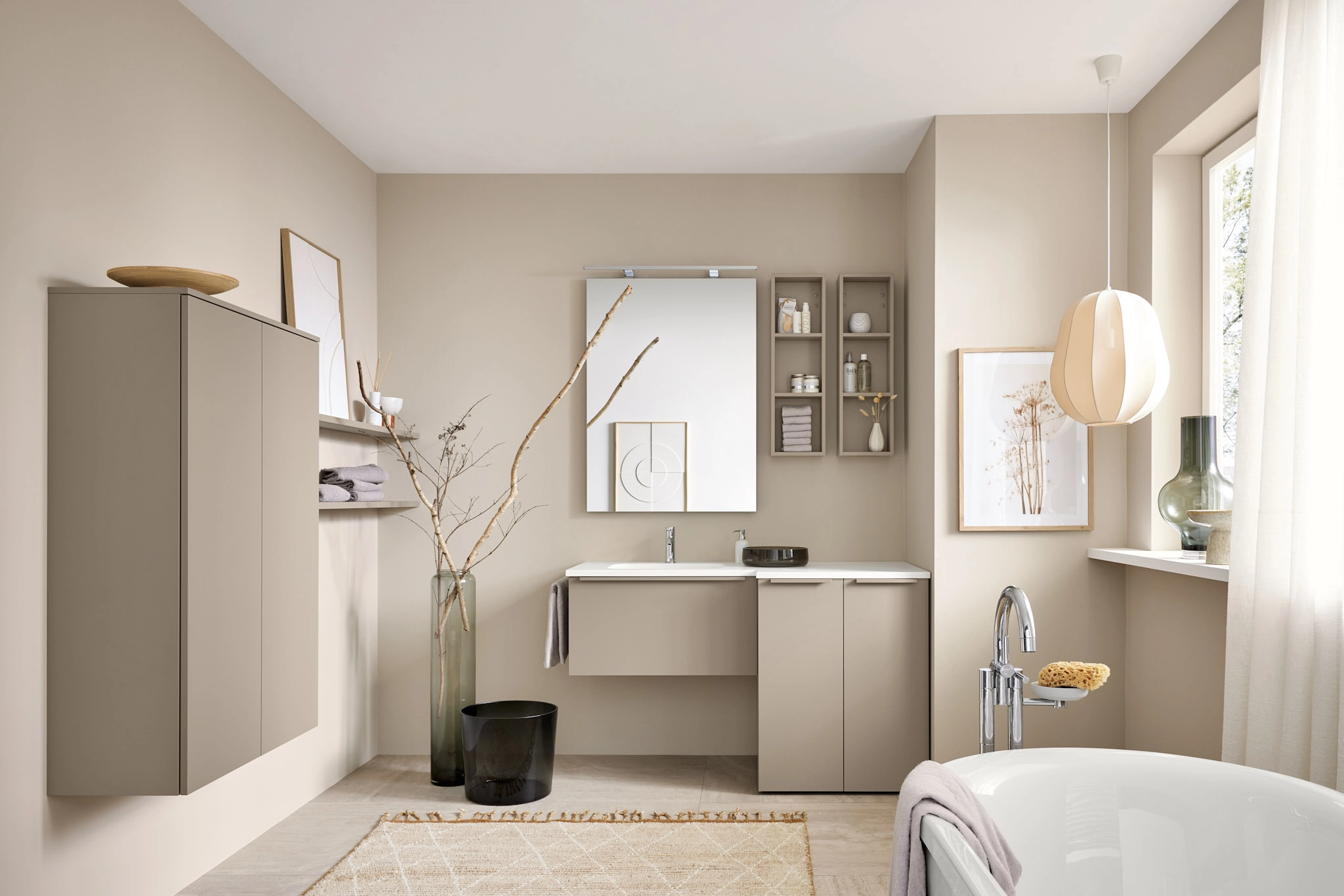 salle de bains beige avec meuble vasque suspendu et matériaux durables faciles à entretenir