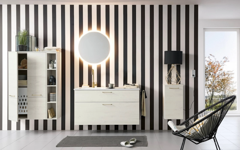salle de bains avec meuble blanc et revêtement mural graphique durable