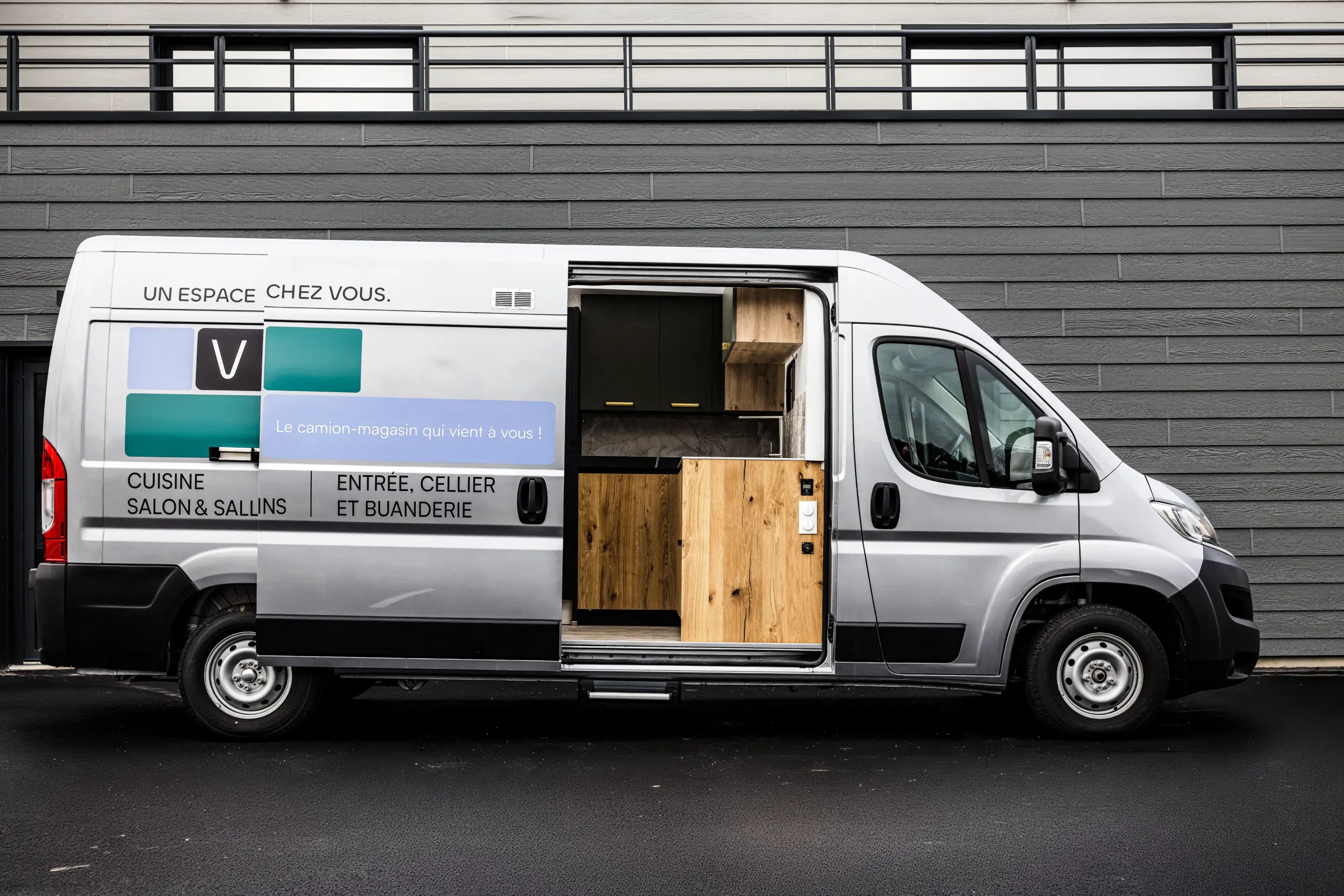 Camion magasin Venidom aménagé en showroom mobile se déplaçant à domicile pour concevoir un projet d’aménagement intérieur sur mesure avec échantillons