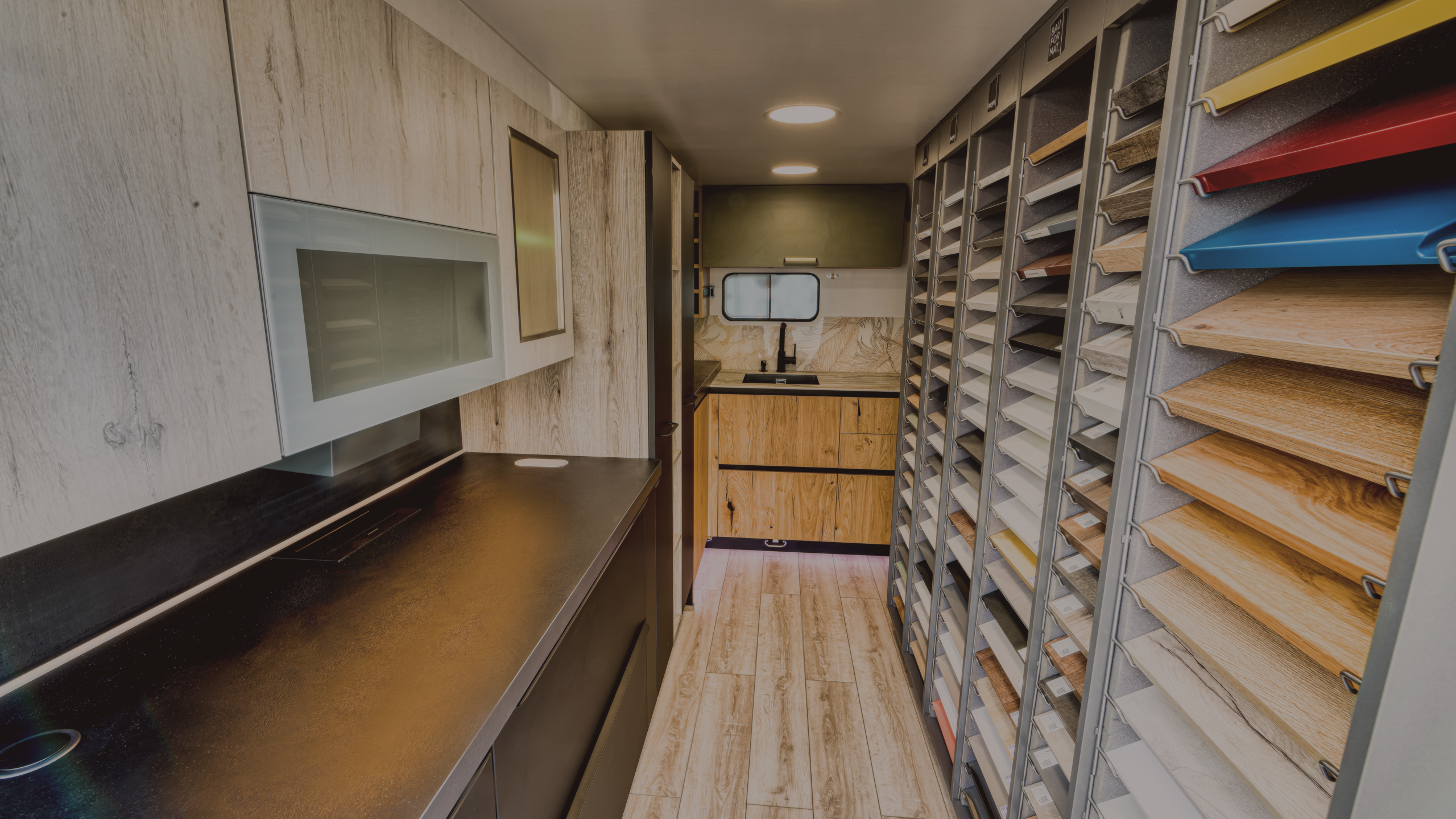 Intérieur de camion showroom Venidom avec échantillons de matériaux, plans de travail et façades pour concevoir un projet d’aménagement intérieur sur mesure à domicile