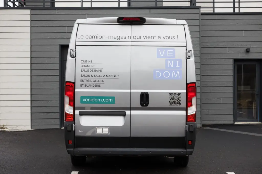 Arrière du camion Venidom avec informations de contact et services d’aménagement intérieur à domicile