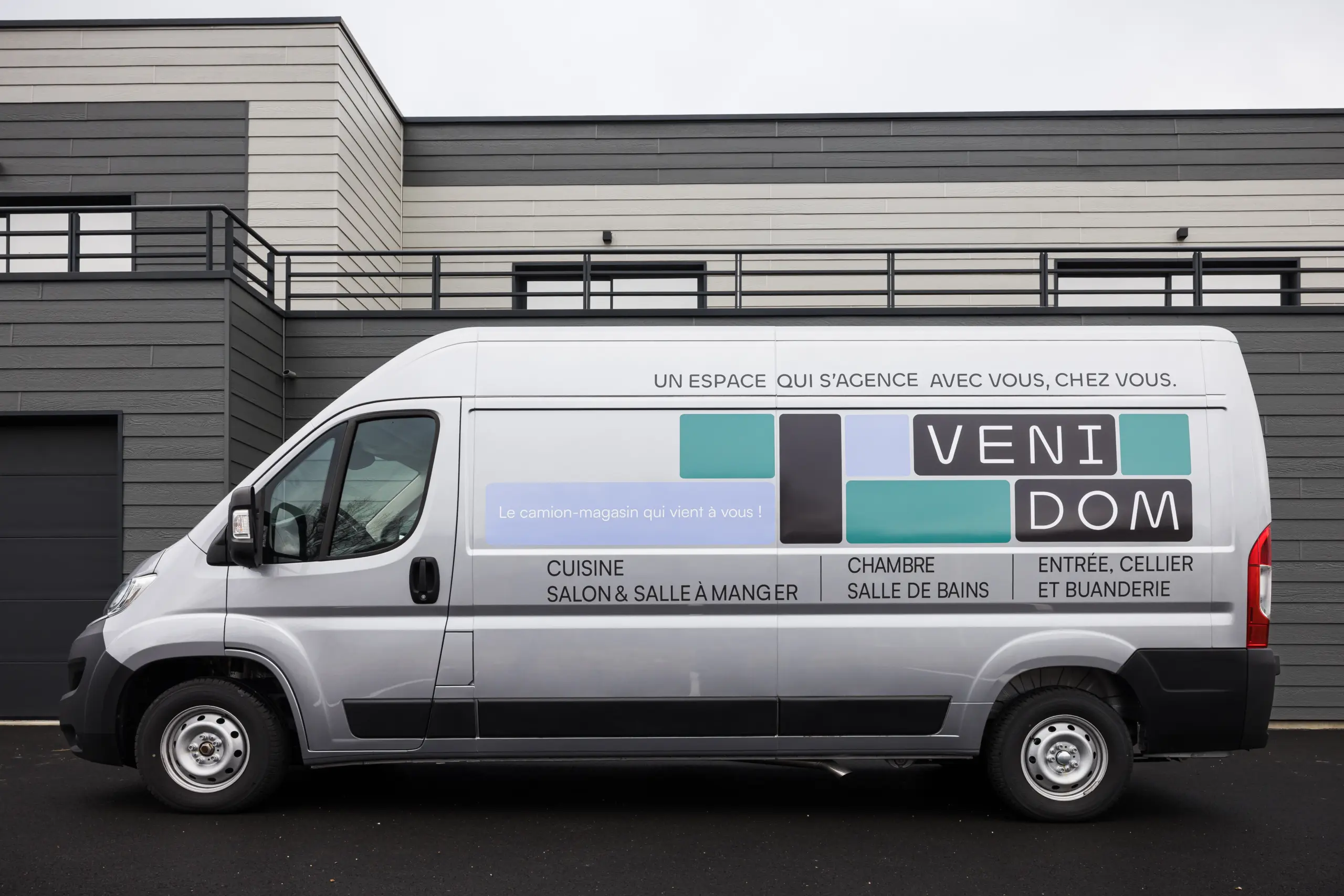 Camion magasin Venidom vu de profil proposant des solutions d’aménagement intérieur à domicile