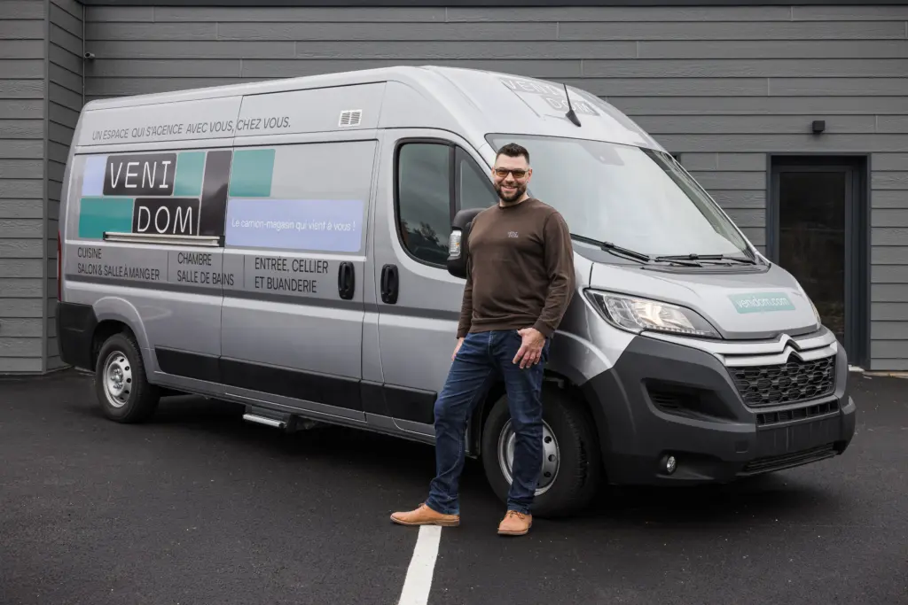 Concepteur Venidom devant un camion magasin showroom mobile pour projet d’aménagement intérieur sur mesure à domicile