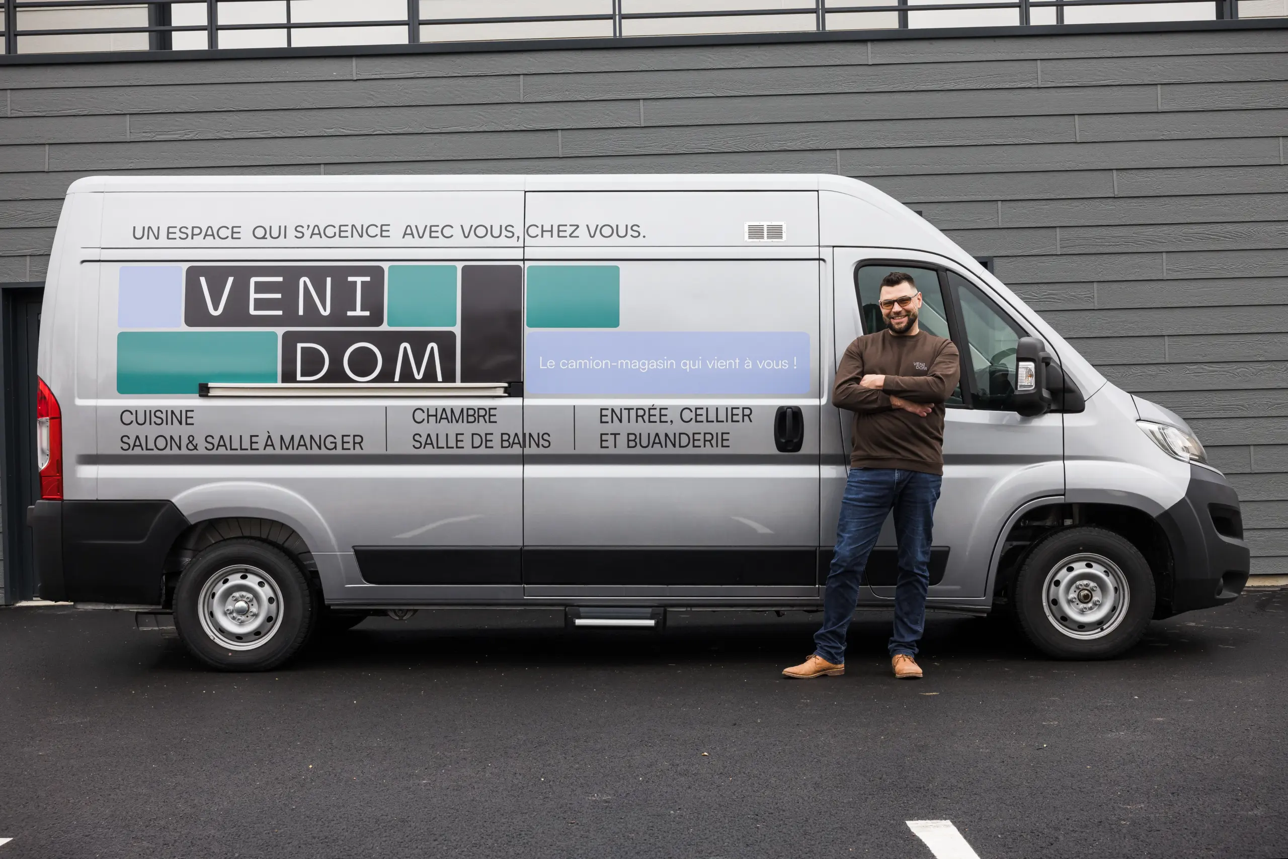 Concepteur Venidom devant un camion magasin showroom mobile illustrant le concept d’aménagement intérieur sur mesure à domicile