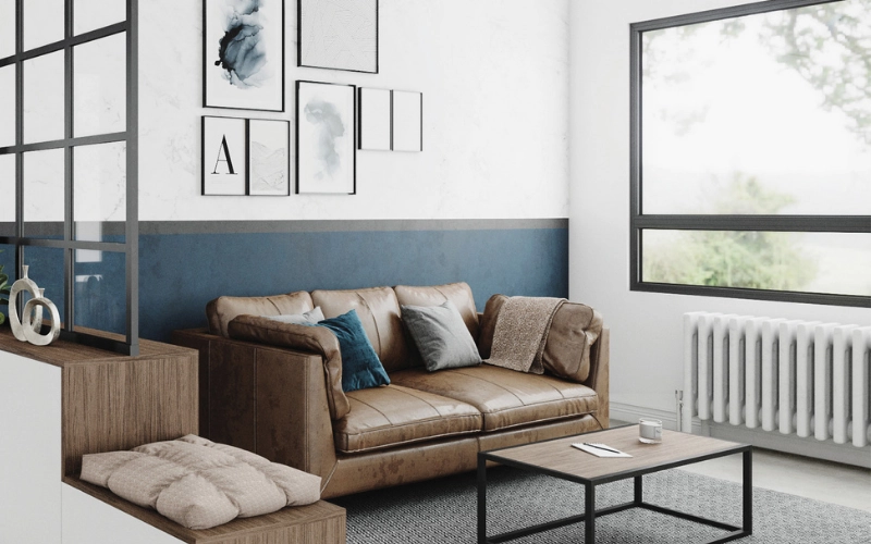 Petit salon optimisé avec canapé cuir, mobilier léger et agencement fonctionnel