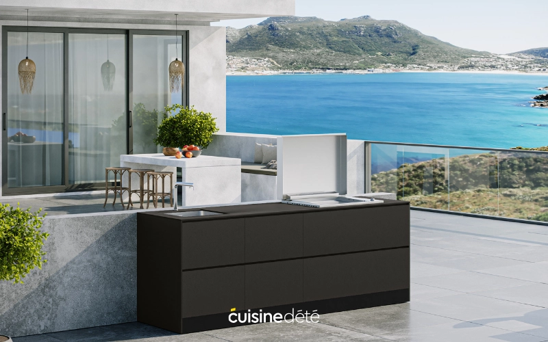 Cuisine d'été moderne avec plancha face à une vue panoramique sur la mer