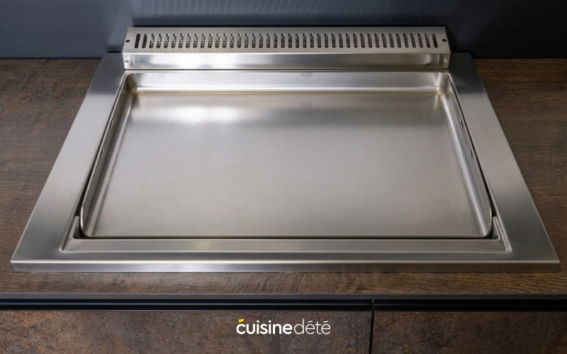 Plan de travail avec plancha intégrée pour cuisine d'extérieur