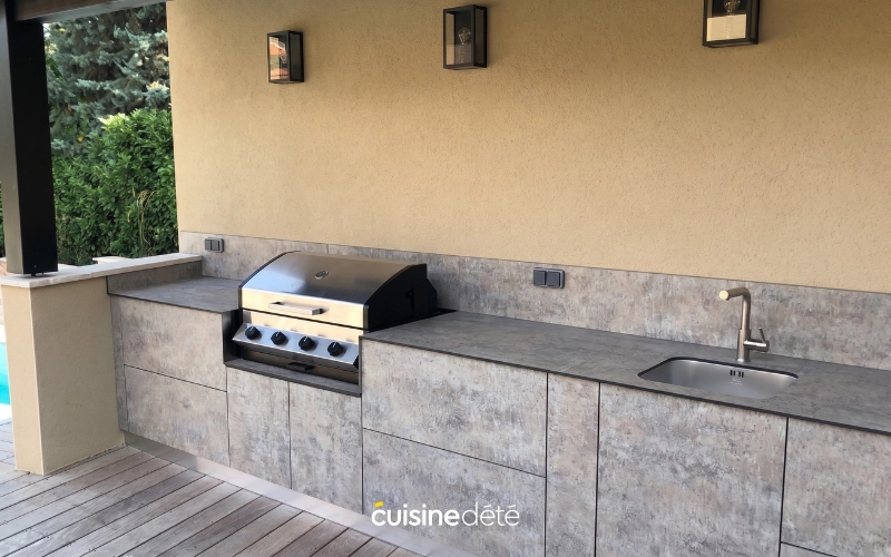 Cuisine d'été design avec éclairage et mur en pierre naturelle