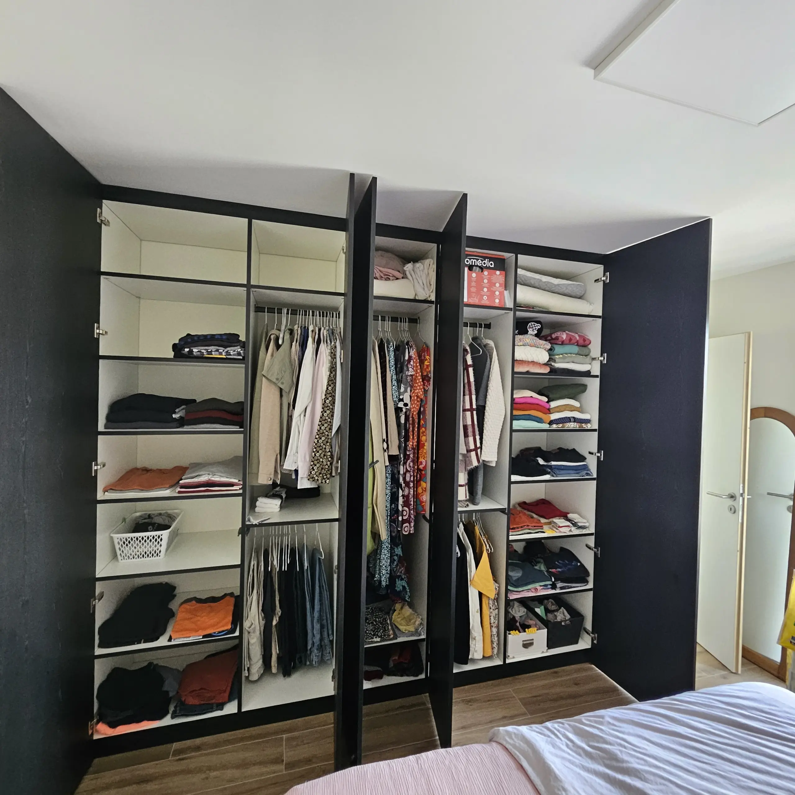 Dressing linéaire chambre noir et bois