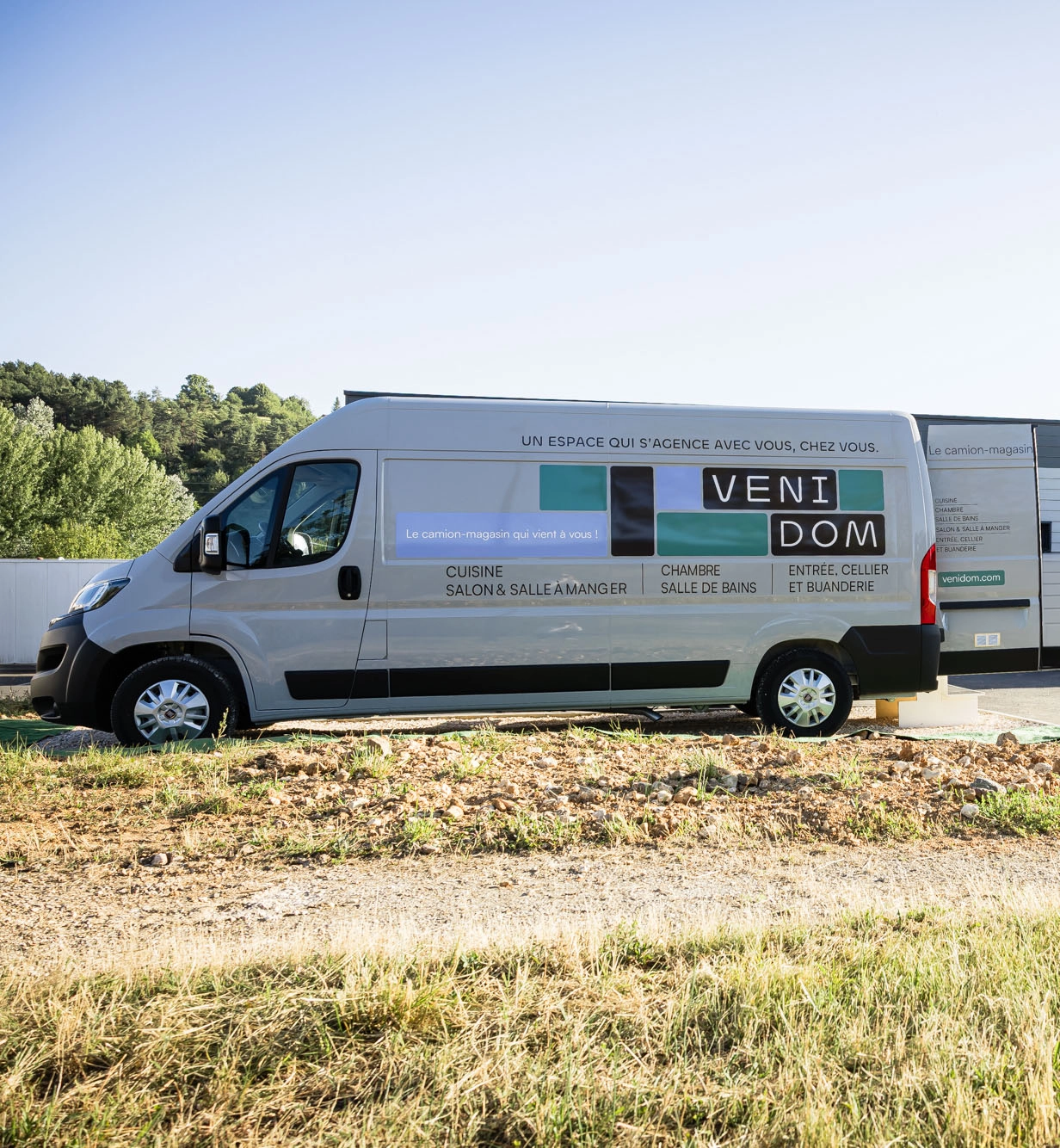 Camion-magasin Venidom stationné devant une maison pour la conception d'aménagement intérieur à domicile.