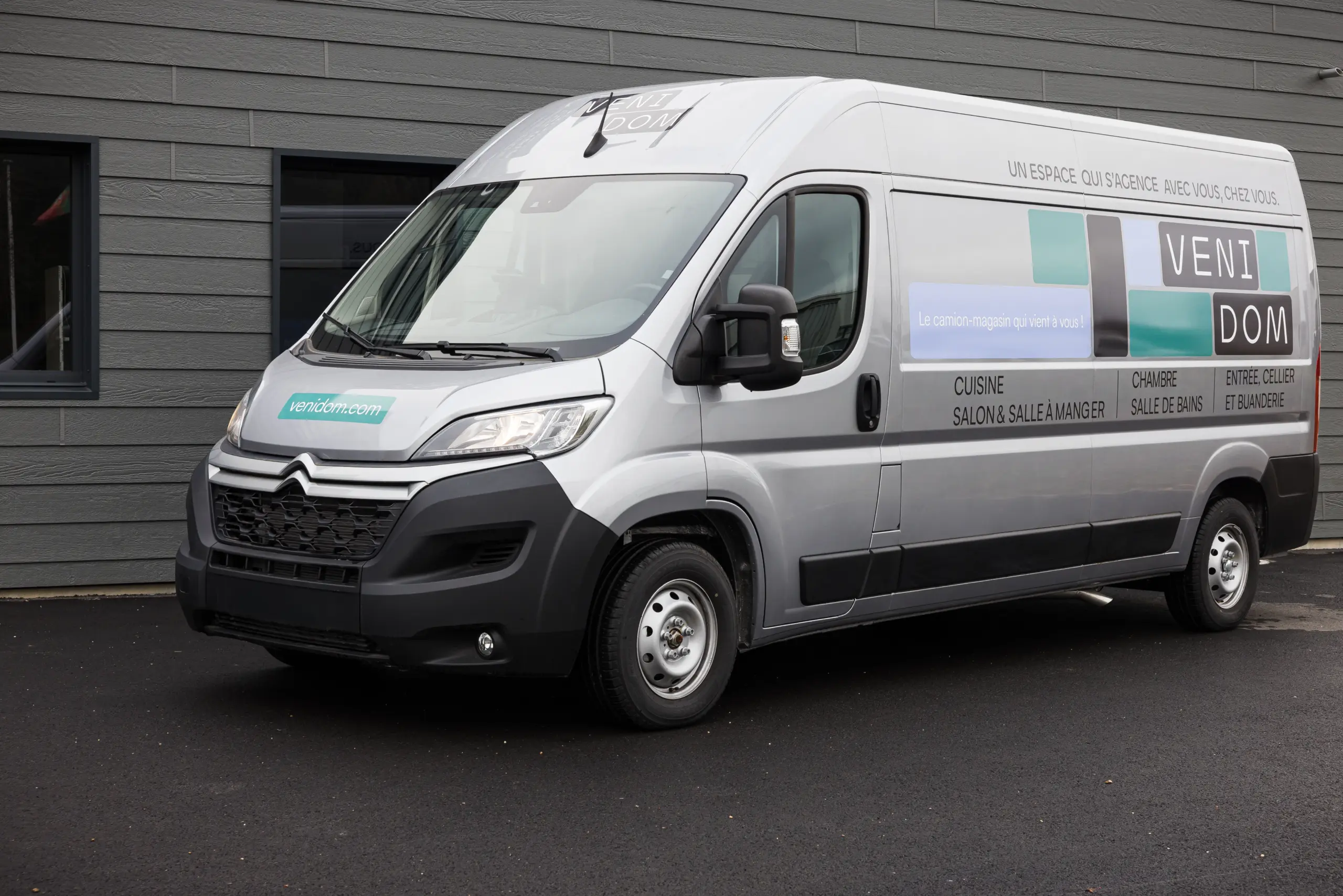 Camion-magasin Venidom, showroom mobile d'un cuisiniste qui se déplace à domicile pour concevoir des cuisines sur mesure