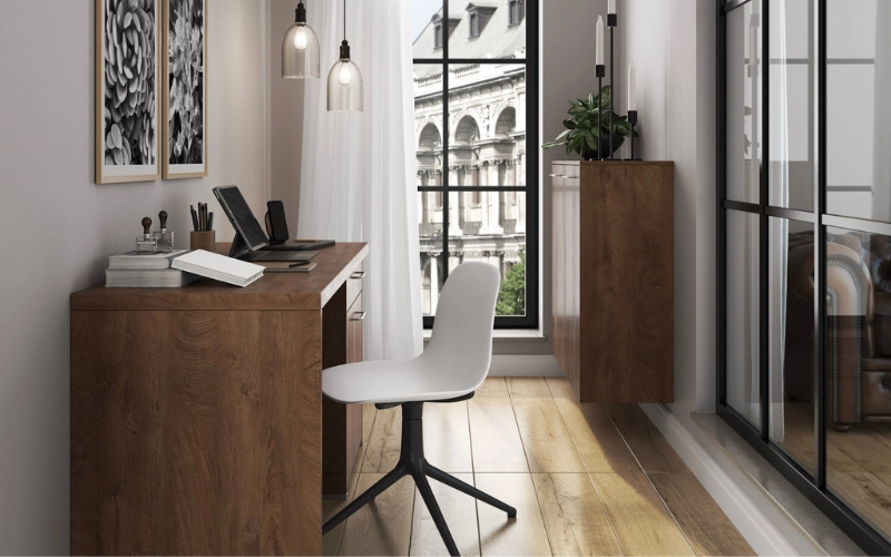 Petit bureau en bois design avec chaise blanche aménagé près d'une grande fenêtre et d'une verrière intérieure d'appartement