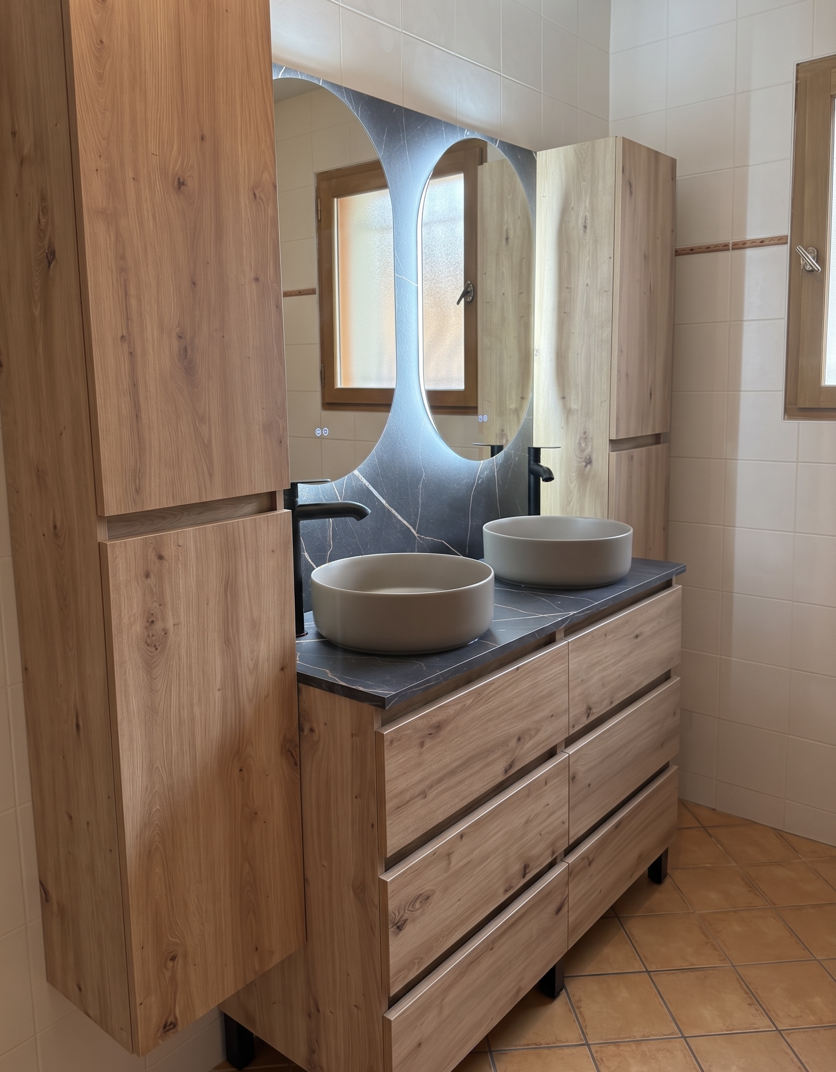 Salle de bains sur mesure, façades aux nuances bois et plan de toilette sombre